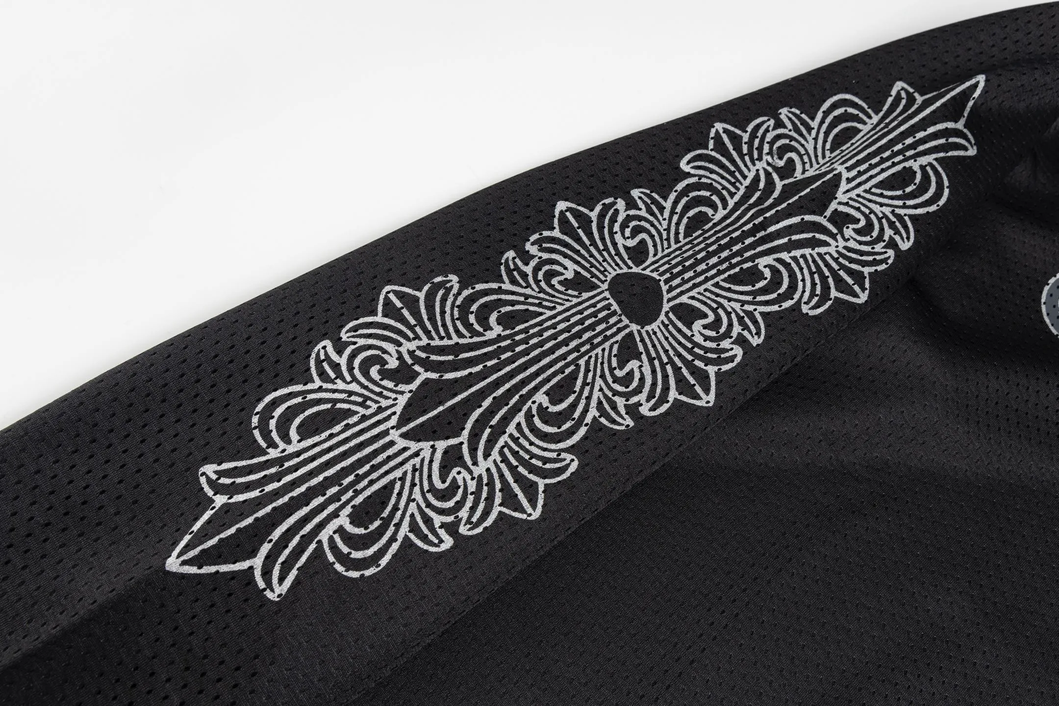 🅿️380 [Exclusive supply] CH Crow Heart Sanskrit Mesh Hockey Long Sleeve. The original version was purchased for 15,989 and developed. The fabric is made of custom weaving and dyeing technology. It is made of selected black mesh fabric, showing a unique sports style. The fabric has been specially treated to provide excellent breathability and comfort while maintaining a crisp and structured appearance. The double-layer design structure enhances the overall texture and makes the wearing experience more three-dimensional and full. The brand's iconic patterns are printed in many places, and high-precision printing technology is used to ensure that the patterns are clear and sharp. The silver printing has a glitter effect, showing charming luster changes under different lights. All printings undergo strict color difference control to ensure accurate color reproduction. The silver-plated pattern design on the sleeve arms is particularly eye-catching, showing the brand's consistent dark luxury style. In terms of details, the latest custom-woven labels are used, and the workmanship is exquisite. The overall shape is designed for both men and women, with both fashion and practicality. This T-shirt perfectly combines sports elements with high fashion craftsmanship, making it the brand's iconic street style item. Size:S/M/L